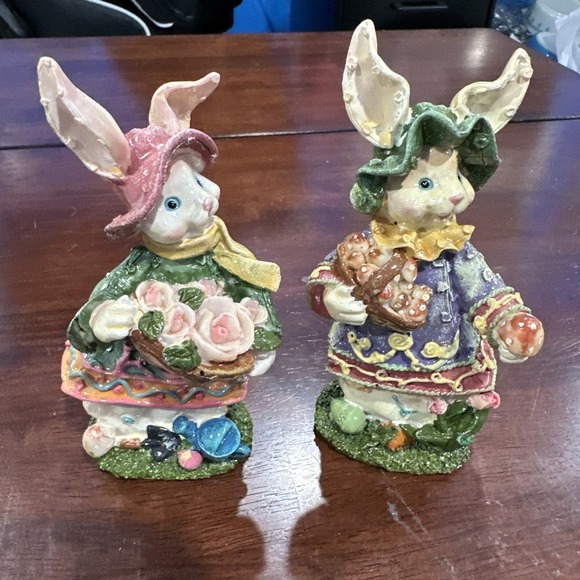 Other - K's Collection Easter BUNNY/RABBIT Resin Figurine-Basket Roses/Spade/Water. Can2